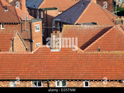 Rote Ziegeln auf Haus Dächer in englischen Wohnsiedlung, Scarborough. Stockfoto