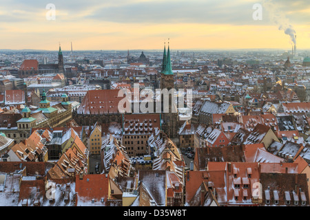 Nurember Blick auf die Stadt während der Zeit des berühmten Weihnachtsmarkt im winter Stockfoto