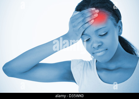 Frau mit hervorgehobenen Kopfschmerzen Stockfoto