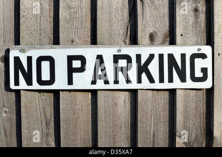 "Kein Parkplatz" Schild an einem Holzzaun Stockfoto