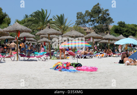 Playa de Palma, Spanien, 23. August 2012: Foto von Menschen entspannen an einem sonnigen Sommertag am Strand von Playa de Palma auf Mallorca, Stockfoto