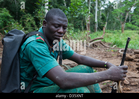 Kongo, 29. September 2012: eine Gruppe von Ecoguards aus Kamerun und Gabun patrouillieren die Messok Dja-Nationalpark, auf der Suche nach Beweisen für Wildtiere Wilderei. Stockfoto