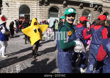 10. Februar 2013 Karnevalszug auf Via Nazionale Street in Rom Italien Stockfoto