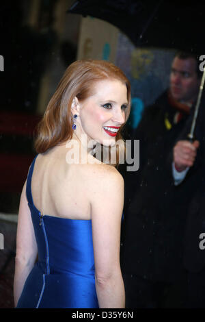 London, UK. 10. Februar 2013. Schauspielerin Jessica Chastain kommt bei den EE British Academy Film Awards am Royal Opera House in London. Foto: Hubert Boesl/Dpa/Alamy Live News Stockfoto