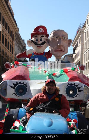 10. Februar 2013 Karnevalszug auf Via Nazionale Street in Rom Italien Stockfoto