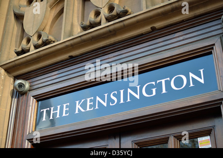 Die ehemalige "Kensington" Public House auf der Kensington High Street, Kensington, London, UK Stockfoto