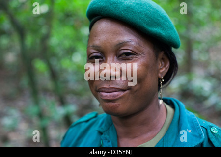 Kongo, 29. September 2012: Sidone Aseme, eine weibliche kamerunischen Dozententraining ist in einer Bi-nationalen Gruppe von Ecoguards aus Kamerun und Gabun Patrouille auf der Suche nach Beweisen für Wildtiere Wilderei. Stockfoto