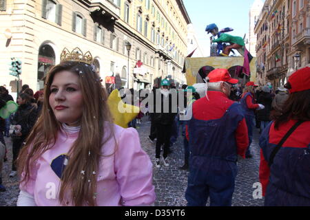 10. Februar 2013 Karnevalszug auf Via Nazionale Street in Rom Italien Stockfoto