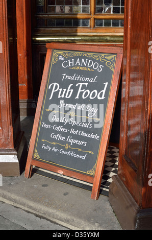 Ein Board Werbung Pub Essen außerhalb der Chandos-Pub in St Martins Lane, London, UK Stockfoto