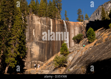 Touristen, die gerade Vernal Falls, Yosemite-Nationalpark, Kalifornien, Vereinigte Staaten von Amerika, USA Stockfoto