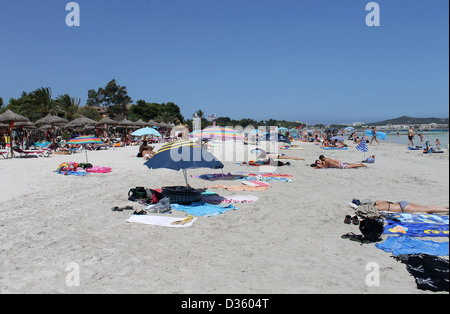 Playa de Palma, Spanien, 23. August 2012: Foto von Menschen entspannen an einem sonnigen Sommertag am Strand von Playa de Palma auf Mallorca, Stockfoto