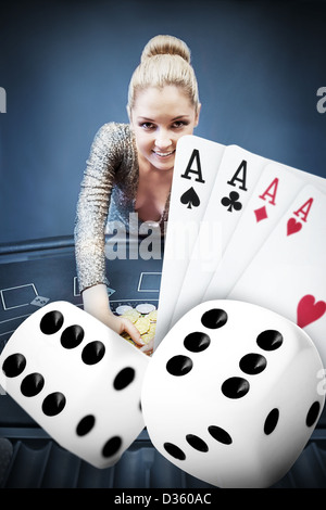 Blonde Frau packte Chips mit digitalen Hand vier Asse und Würfel Stockfoto