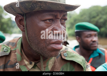 Kongo, 29. September 2012: eine Bi-nationale Gruppe von Ecoguards aus Kamerun und Gabun patrouillieren die Messok Dja-Nationalpark, auf der Suche nach Wilderern. Stockfoto