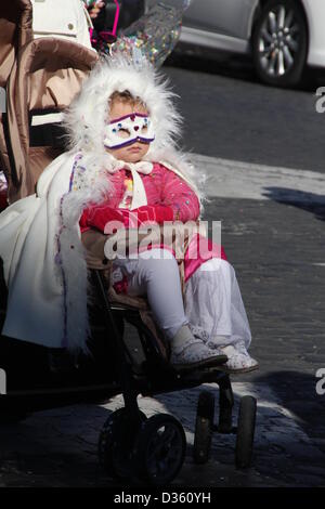 10. Februar 2013 Karnevalszug auf Via Nazionale Street in Rom Italien Stockfoto