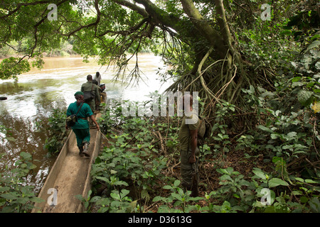 Kongo, 29. September 2012: eine Bi-nationale Gruppe von Ecoguards aus Kamerun und Gabun patrouillieren die Messok Dja-Nationalpark, auf der Suche nach Wilderern. Stockfoto