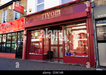 Tivoli Vergnügungen Arkade mit Spielautomaten in High Street Räumlichkeiten. Stockfoto