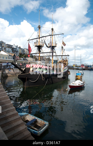 Nachbildung der Golden Hind, Sir Francis Drake berühmteste Schiff, im Dock am Hafen von Brixham, Devon, UK Stockfoto