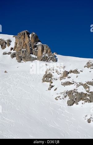 Felsvorsprung im französischen Skigebiet Serre Chevalier in den Alpen. Stockfoto