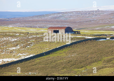 Peatrigg Wellblech Scheune mit Schnee bedeckt Hügel Northumbria England Vereinigtes Königreich Großbritannien Stockfoto