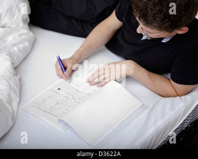 Junge männliche Studenten Studium zu Hause. Stockfoto