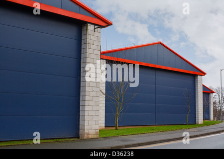 Nahaufnahme von Stahl verkleidet Einheiten und gewerblich genutzten Gebäuden auf generische Gewerbegebiet Stockfoto