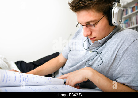 Junge männliche Studenten Studium zu Hause. Stockfoto