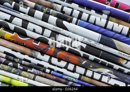 hautnah auf einem Haufen andere Farbe Zeitungstitel Stockfoto