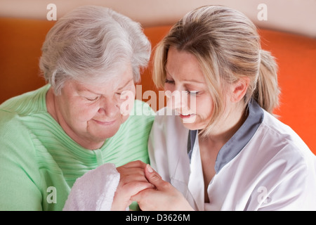 Geriatrische Krankenschwester im Haus Besuch einer älteren Frau Stockfoto