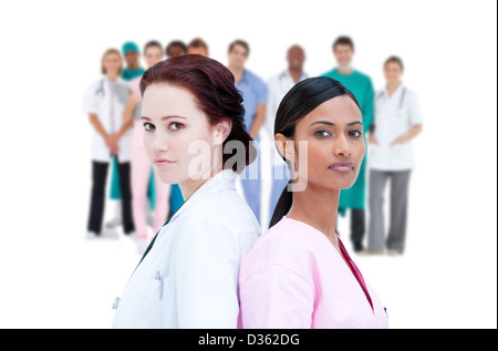 Ernst Arzt und Krankenschwester stehen Rücken an Rücken Stockfoto