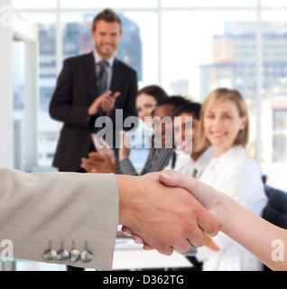 Geschäftsmann und Frau Händeschütteln Stockfoto