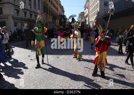 10. Februar 2013 Karnevalszug auf Via Nazionale Street in Rom Italien Stockfoto