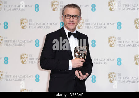 London, UK. 10. Februar 2013. Best Supporting Actor-Gewinner Christoph Waltz posiert 10. Februar 2013 im Presseraum an der EE British Academy Film Awards am Royal Opera House in London, England. Bildnachweis: London Entertainment/Alamy Live-Nachrichten Stockfoto