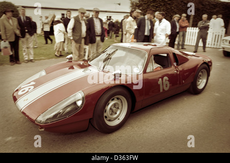 Irvine Laidlaw nimmt die 1965 Porsche 904/6 Carrera GTS sammeln Fahrerlager 2012 Goodwood Revival, Sussex, UK. Stockfoto