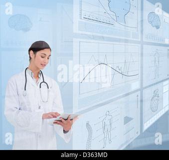 Frau Doktor mit einem TabletPC Stockfoto