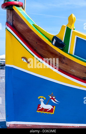 Eines der bunt bemalten Fischerboote im Hafen von Marsaloxx auf der Insel Malta. Stockfoto