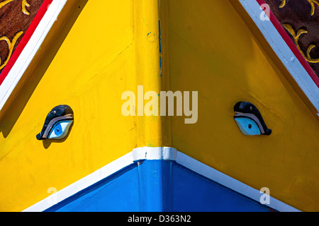Ein Blick von der Vorderseite eines der bunt bemalten Fischerboote am Hafen von Marsaloxx, Malta. Stockfoto