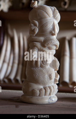 Kamerun, 3. Oktober 2012: geschnitzte Elfenbein und Elefanten Stoßzähne, die durch das Ministerium der Wälder und Wildnis beschlagnahmt. Stockfoto