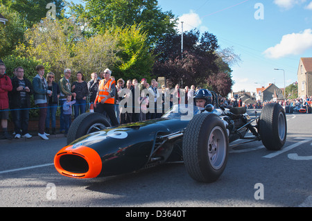 Damon Hill fährt eine alte BRM Formel1-Wagen aus den 60er Jahren während der BRM 50th Jahrestag feiern in Bourne, Lincolnshire Stockfoto