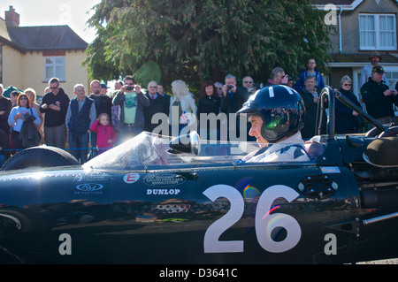 Damon Hill fährt eine alte BRM Formel1-Wagen aus den 60er Jahren während der BRM 50th Jahrestag feiern in Bourne, Lincolnshire Stockfoto