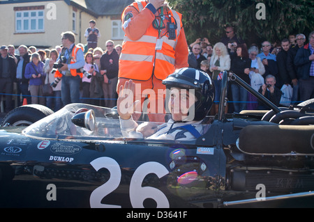 Damon Hill fährt eine alte BRM Formel1-Wagen aus den 60er Jahren während der BRM 50th Jahrestag feiern in Bourne, Lincolnshire Stockfoto