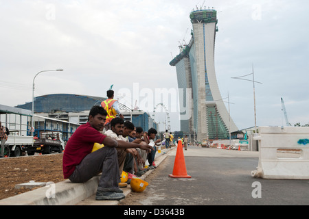 Wanderarbeiter vor ihrer Schicht auf der Baustelle an der Marina Bay Sands Resort in Singapur 2010 Stockfoto