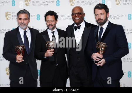 London, UK. 10. Februar 2013. Gewinner des besten Film George Clooney, Grant Heslov, Moderatorin Samuel und die beste Regie Sieger Ben Affleck posieren im Presseraum an der EE British Academy Film Awards am Royal Opera House auf 10. Februar 2013 in London, England. Bildnachweis: London Entertainment/Alamy Live-Nachrichten Stockfoto