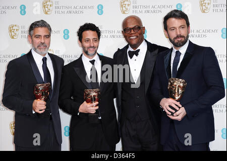 London, UK. 10. Februar 2013. Gewinner des besten Film George Clooney, Grant Heslov, Moderatorin Samuel und die beste Regie Sieger Ben Affleck posieren im Presseraum an der EE British Academy Film Awards am Royal Opera House auf 10. Februar 2013 in London, England. Bildnachweis: London Entertainment/Alamy Live-Nachrichten Stockfoto