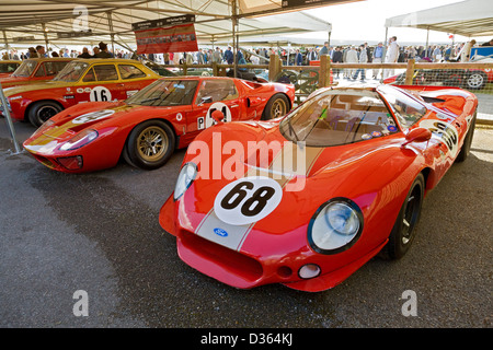 Alan Mann Racing 1968 Ford F3L und 1966 Ford GT40 im Fahrerlager bei der 2012 Goodwood Revival, Sussex, UK. Stockfoto