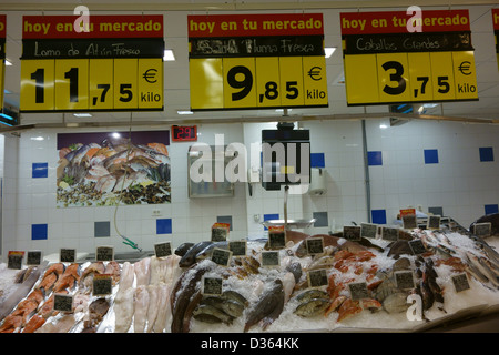 Frischfisch-Abschnitt des Supermarktes in Teneriffa, Spanien Stockfoto