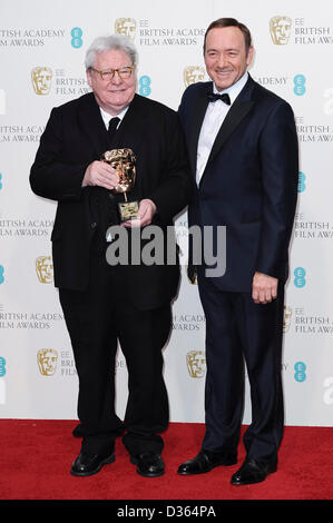 London, UK. 10. Februar 2013. Sir Alan Parker, Gewinner des Stipendiums BAFTA und Kevin Spacey posieren im Presseraum an der EE British Academy Film Awards am Royal Opera House am 10. Februar 2013 in London, England. Bildnachweis: London Entertainment/Alamy Live-Nachrichten Stockfoto