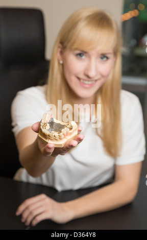 Zahntechniker präsentiert Prothese im Büro Stockfoto