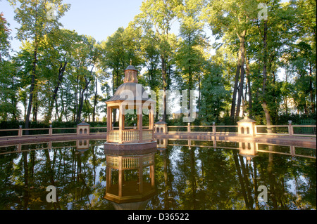 Sommer an einem See im Sommergarten Stockfoto