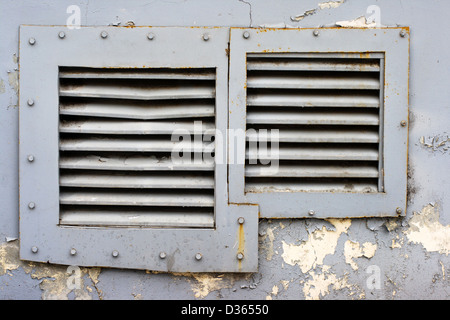 rechteckige Fenster mit Eisengitter Stockfoto