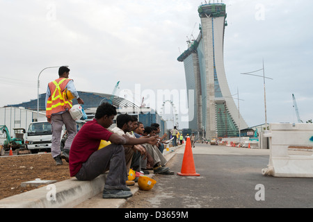 Wanderarbeiter vor ihrer Schicht auf der Baustelle an der Marina Bay Sands Resort in Singapur 2010 Stockfoto